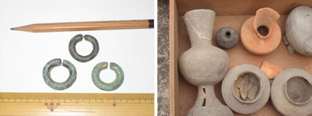 （左）包蔵地所指定外から発見された金製耳飾。 （右）包蔵地所指定外から発見された古墳遺物と鉄塊の写真。 いずれも写真は渡辺忠広撮影。